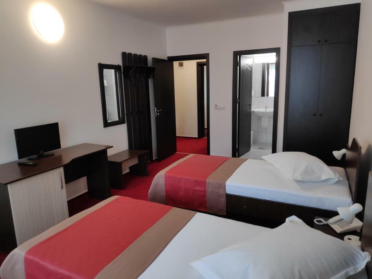 Hostel Caliman Качулата Екстериор снимка
